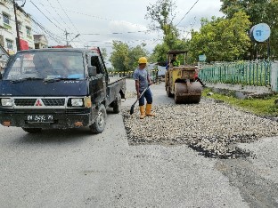 Pekerja IPAL sedang melakukan perbaikan di Jalan Rajawali, Pekanbaru (foto/ist)